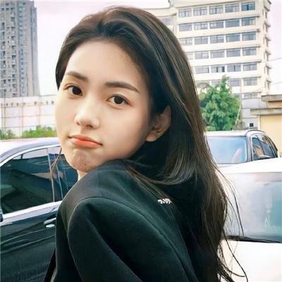 她背后的那双手